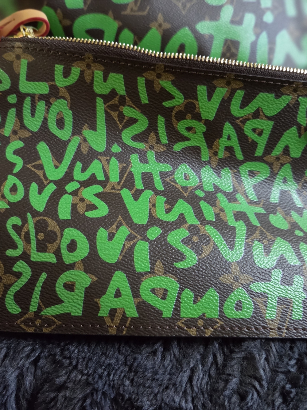 Green Graffiti Neverfull Tote Bag With Pouch - Picture 4 of 11